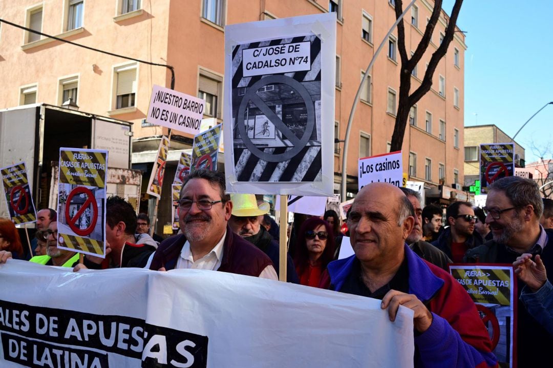 Momento de la protesta convocada por los vecinos del distrito de Latina (Madrid) contra la proliferación de locales de apuestas. 