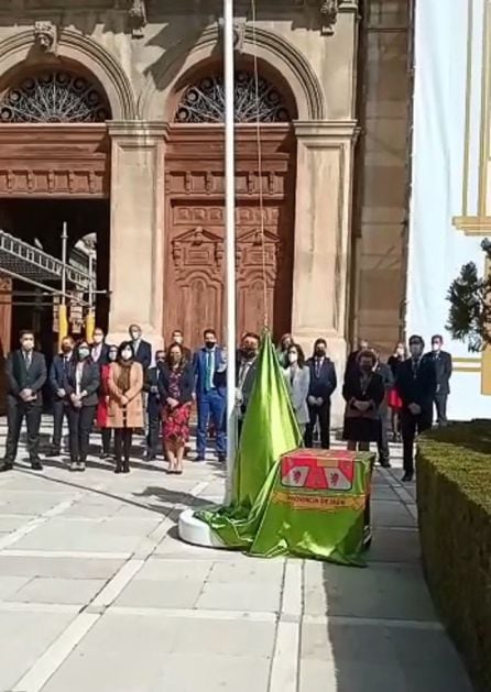 Momento en el que el presidente de la Diputación Provincial de Jaén, Francisco Reyes, procede al izado de la Bandera de la Provincia en la Lonja de la Diputación