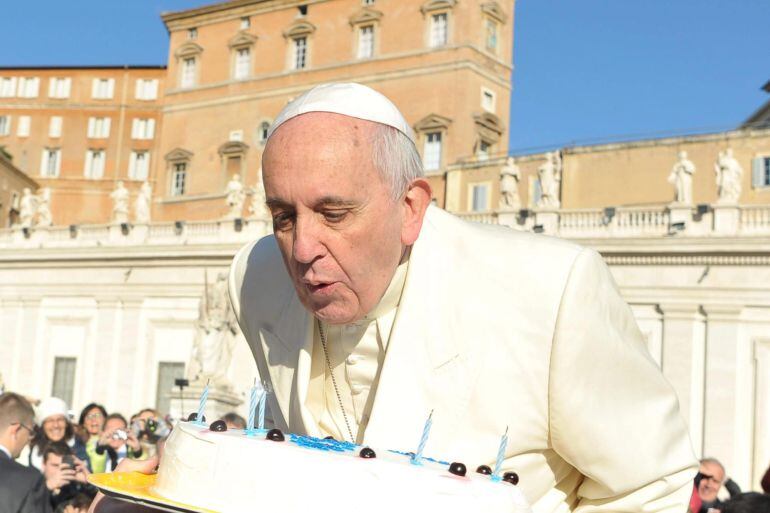 VAT33 CIUDAD DEL VATICANO (VATICANO) 17/12/2014.- Fotografía facilitada por L&#039;Osservatore Romano del papa Francisco mientras sopla las velas de una tarta de cumpleaños a su llegada a la Plaza de San Pedro del Vaticano para presidir audiencia general de lo