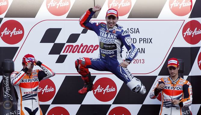 El piloto de Yamaha, Jorge Lorenzo, celebra su victoria en el GP de Japón.