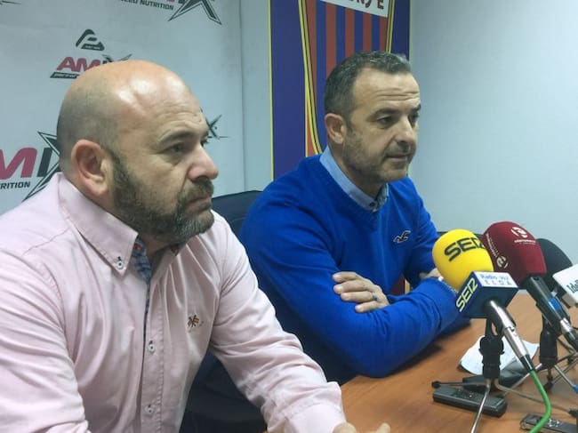 El presidente de la Junta Gestora del Eldense, Alfonso Ortuño, junto a su directivo Dafvid Aguilar (I)