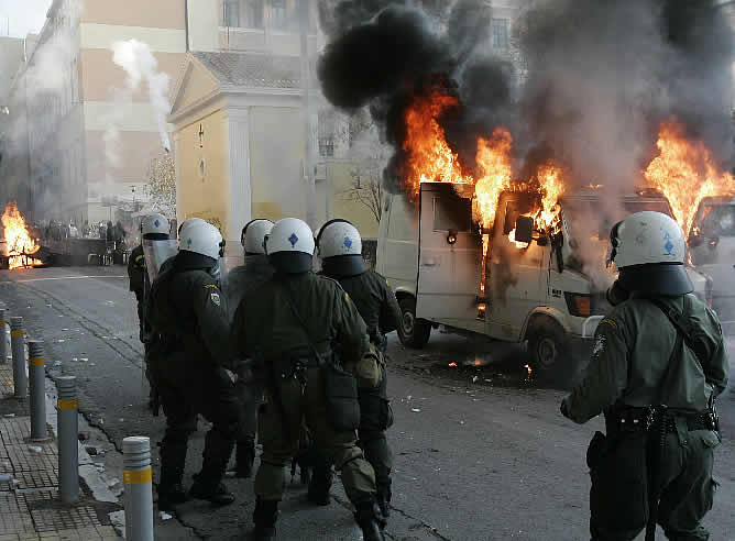 Una manifestación de estudiantes en Atenas, en la que han participado unas 7.000 personas, ha derivado en disturbios que se han saldado al menos tres heridos y el incendio de varios vehículos. Las protestas tienen su origen en <a href=&quot;http://www.cadenaser.com/internacional/articulo/violentas-manifestaciones-grecia-muerte-joven/csrcsrpor/20081207csrcsrint_4/Tes&quot;>la muerte de un adolescente a manos de la Policía el pasado 6 de diciembre.</a>