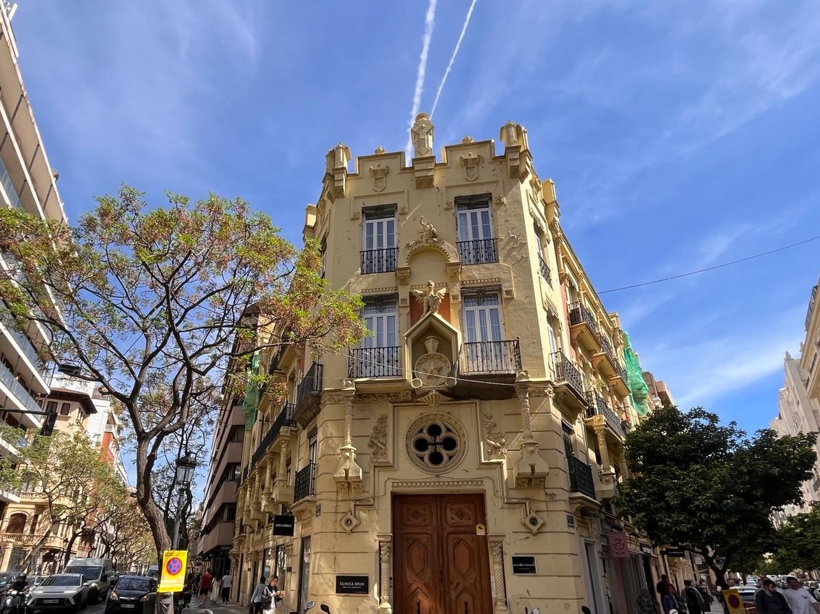 Estado actual de la fachada de la Casa de los Dragones en València