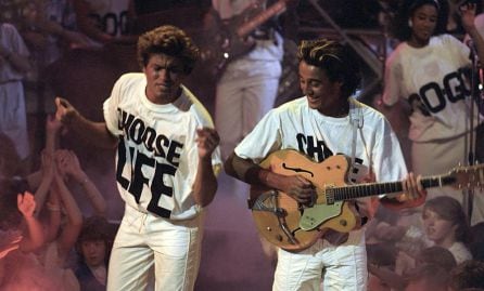 George Michael y Andrew Ridgeley de Wham! con las camisetas &#039;Choose Life&#039;