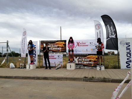 María Cabañas en lo más alto del podio tras lograr su victoria en la 1ª etapa de la ronda castellano-manchega.