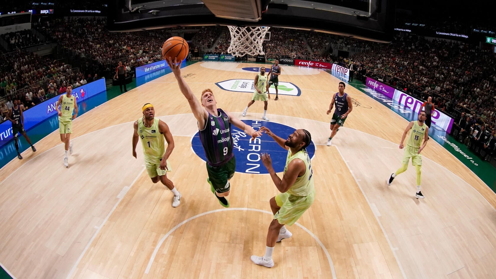 El base del Unicaja Alberto Díaz, en una acción del encuentro de cuartos ante el Barça