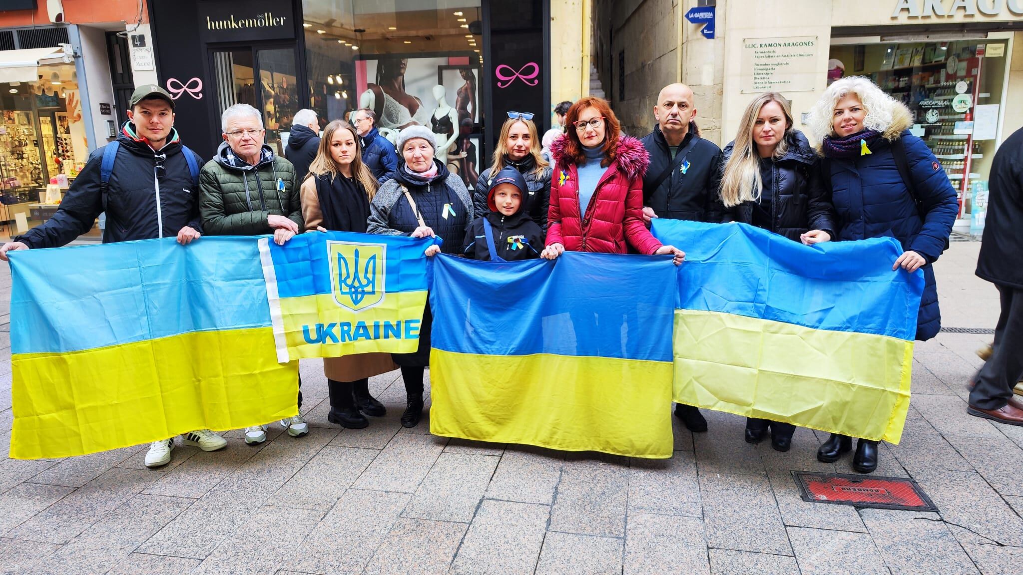Membres de la comunitat ucraïnesa que viu a Lleida. Al centre, el petit Maxim i al darrera la seva mare, Olga. El seu marit (i pare del nen) està lluitant a Kherson.