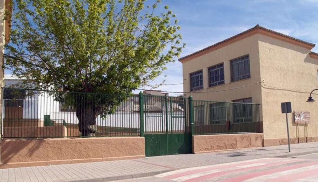 Uno de los edificios del actual colegio en Las Pedroñeras