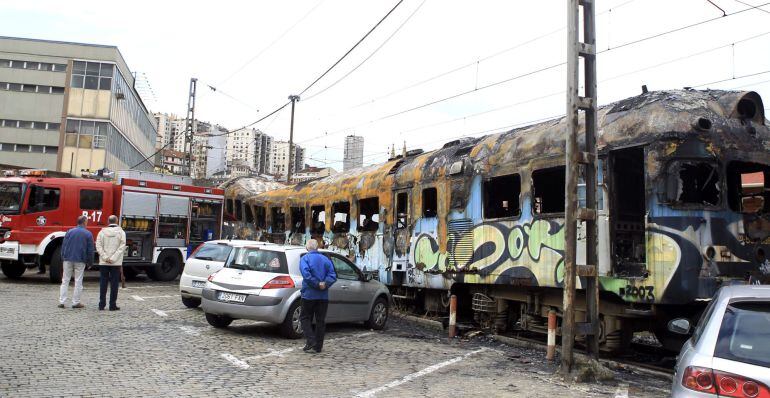 GRA054. BILBAO, 09/11/2014.- Un incendio registrado esta madrugada en un vagón de tren, al parecer, abandonado en la estación de ferrocarril de Abando en Bilbao ha causado daños en otro vagón y en diecinueve turismos estacionados en un aparcamiento cercano. EFE/LUIS TEJIDO