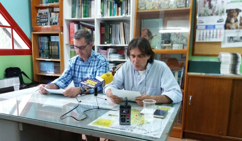 Momento de la intervención de Salvador Mesa (Dcha), acompañado de Juan Alberto Porcel