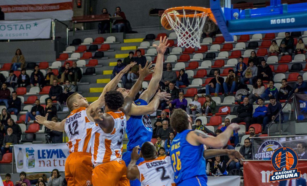 La intensa defensa del Coruña cerró el aro ourensano para mantener la ventaja hasta el final. 72-65