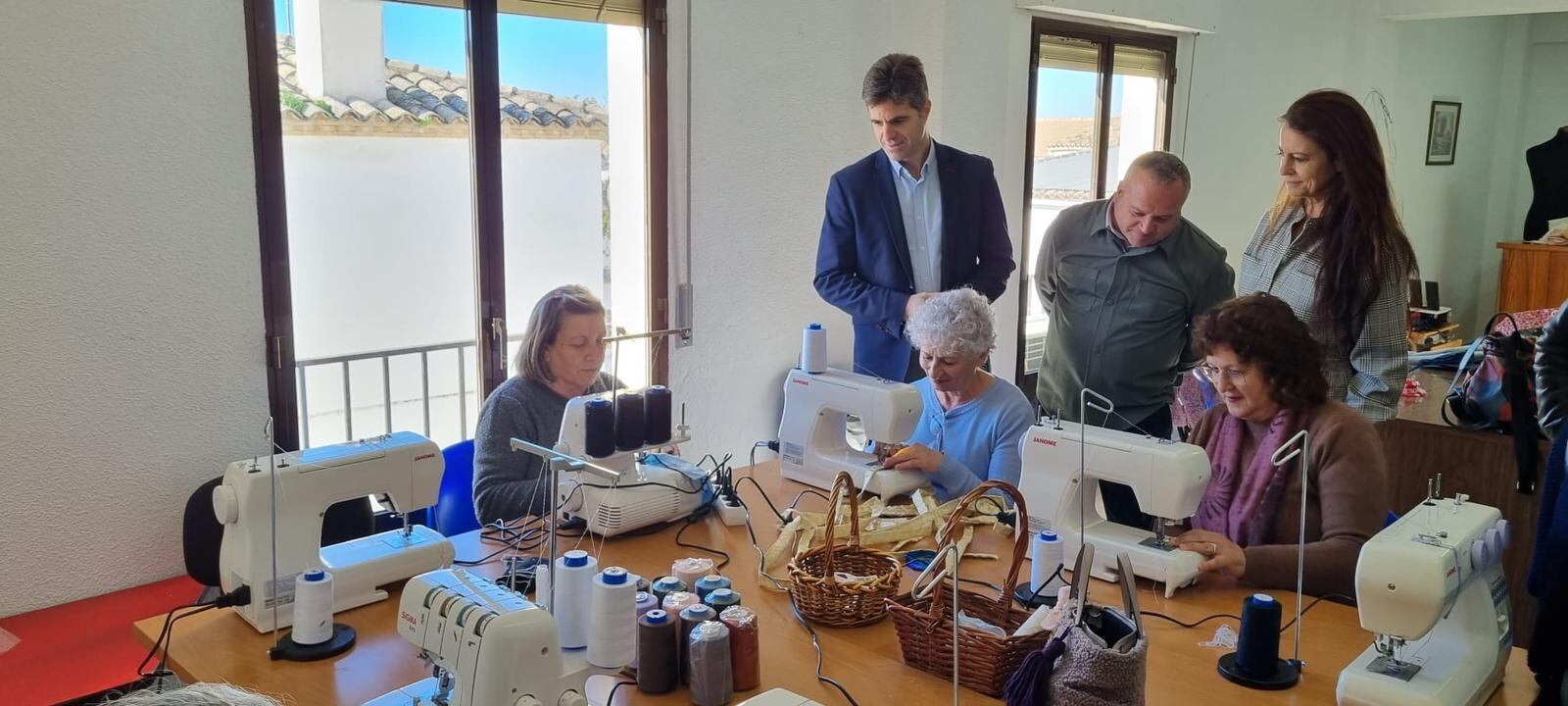 Luis Miguel Carmona, diputado, junto a Ana Peña, gerente de la Cámara de Comercio e Industria de Andújar y el alcalde de Cazalilla, Manuel Jesús Raya, durante la visita a las mujeres que forman parte del taller.