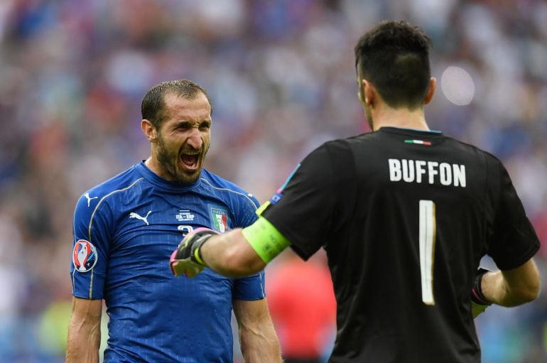 Chiellini celebra con Buffon el pase a cuartos de final 