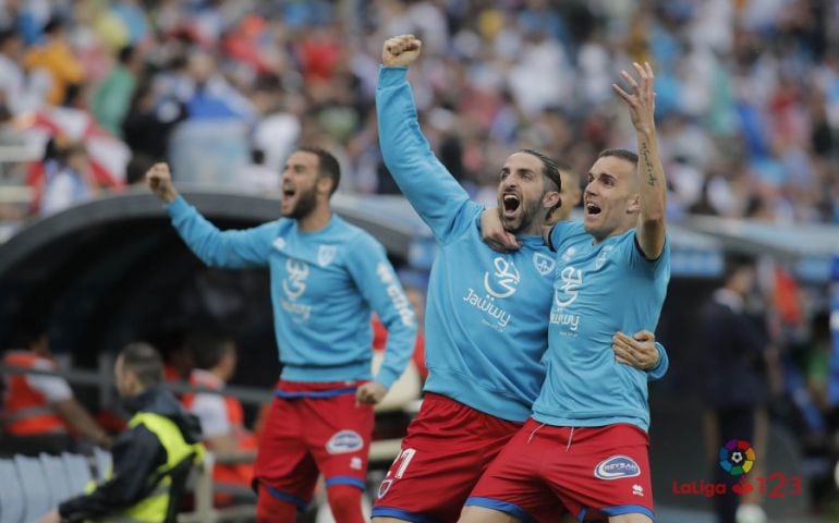 Higinio, Marc Mateu y Julio Álvarez celebran el triunfo en La Romareda.