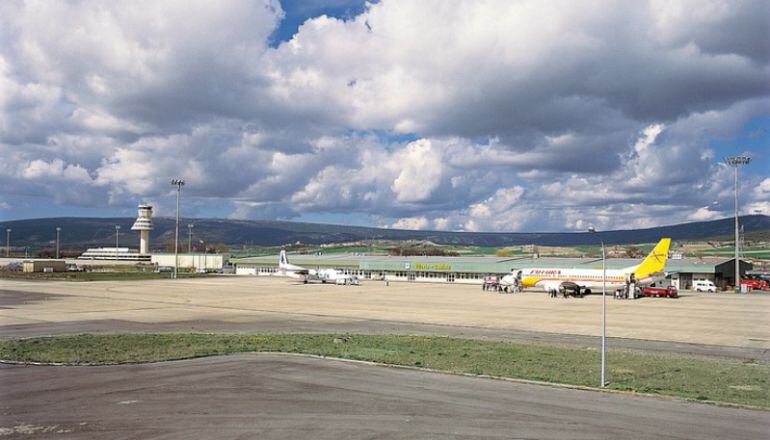 Un avión en la terminal de Foronda