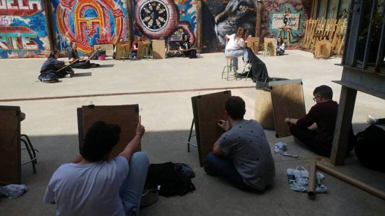 Alumnos durante una clase en la Escuela de Arte de León