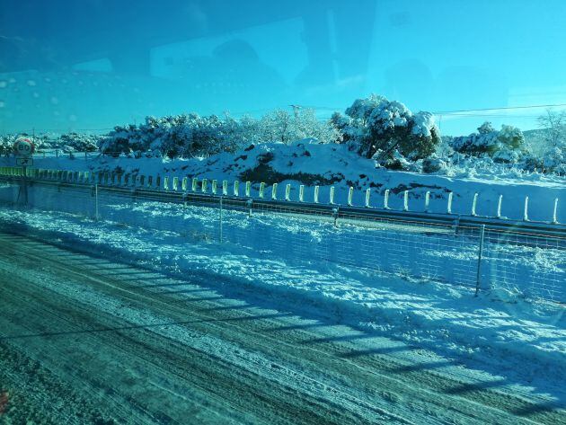 Imagen de la A-66, convertida en una pista de hielo este lunes entre Béjar y Guijuelo.