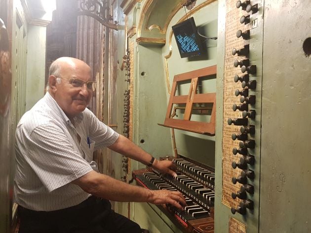 Con el organista titular de la Catedral, Adalberto Martínez Solaesa