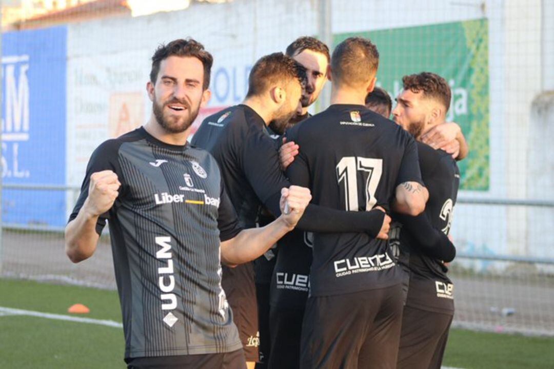 Jugadores del Conquense celebran un gol 