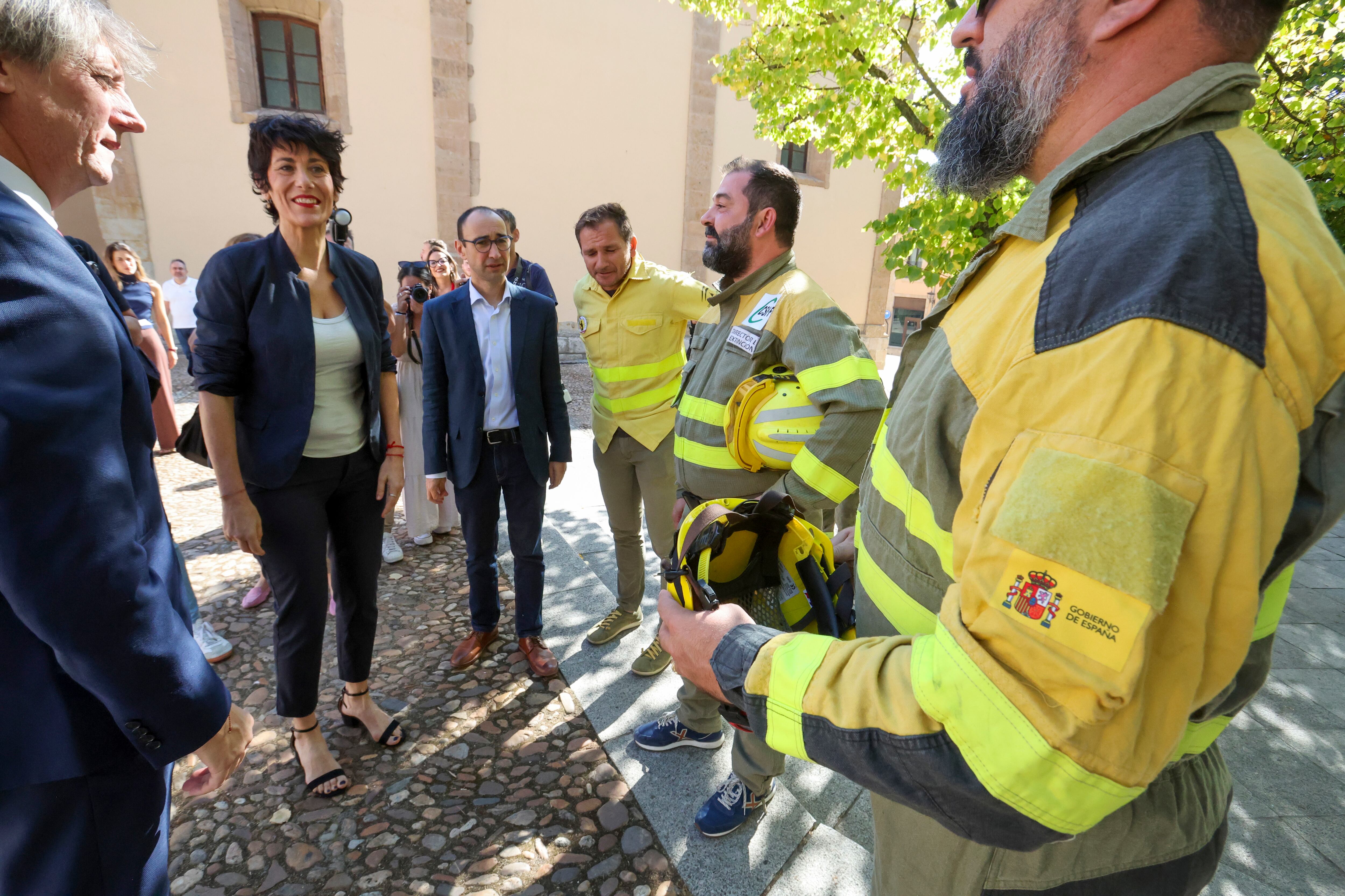 SALAMANCA, 18/09/2025.- La ministra de Inclusión, Seguridad Social y Migraciones, Elma Saiz, mantiene una reunión con bomberos forestales de Castilla y León, este jueves en Salamanca. EFE/J.M.García
