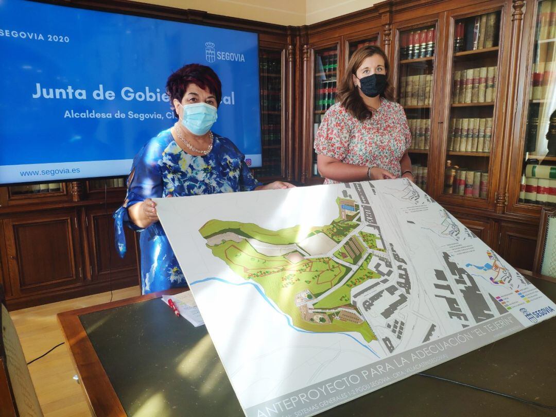 Clara Luquero junto a la concejala de Urbanismo Clara Martín con los planos de la zona a intervenir