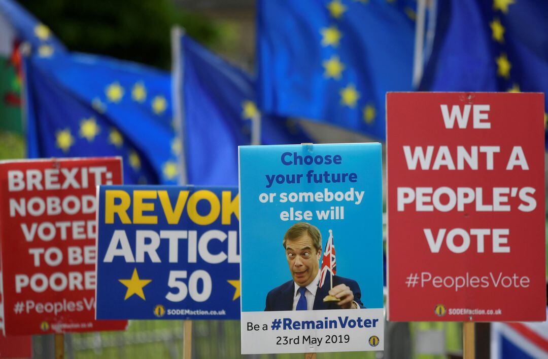  Banderas europeas al fondo, tras los carteles antiBrexit 