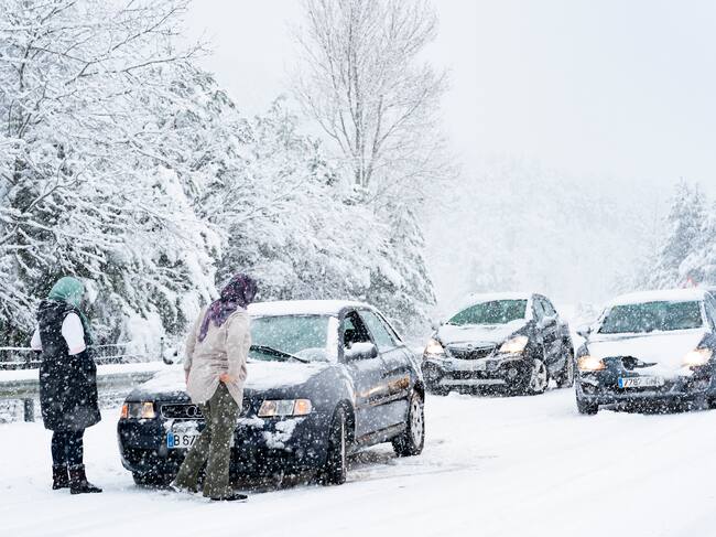 Varios vehículos parados en la N-260 a la altura de Sant Pau de Segúries (Girona), a principios de febrero.