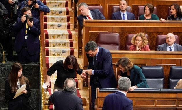 Sánchez echa una mano a Lastra tras el tropezón.