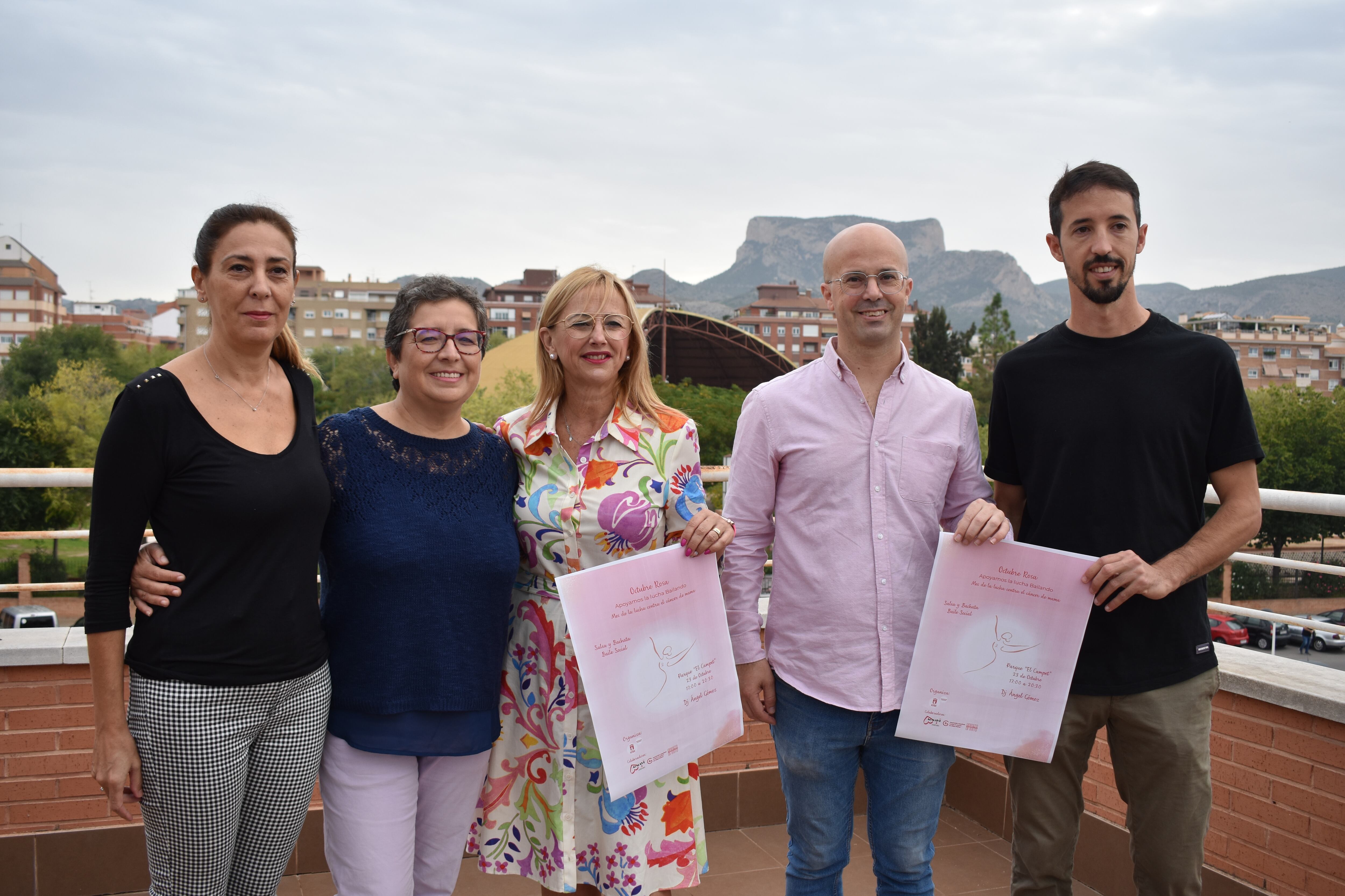 Acto de presentación del baile  bachata, salsa y baile social para conmemorar el Día contra el Cáncer de Mama