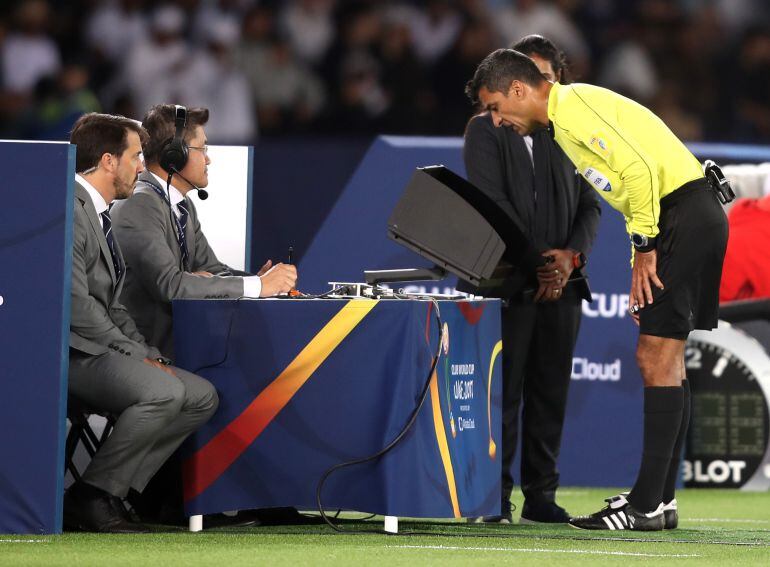 El colegiado Sandro Ricci revisa una jugada del primer partido del Real Madrid en el Mundial de Clubes.