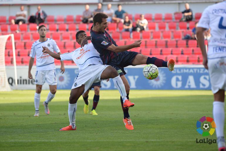 Lozano pelea un balón en Huesca