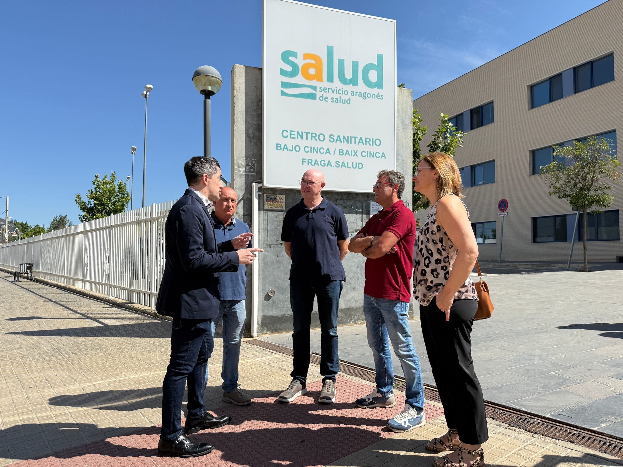Ivan Carpi en las puertas del centro de salud de Fraga. Foto: PSOE