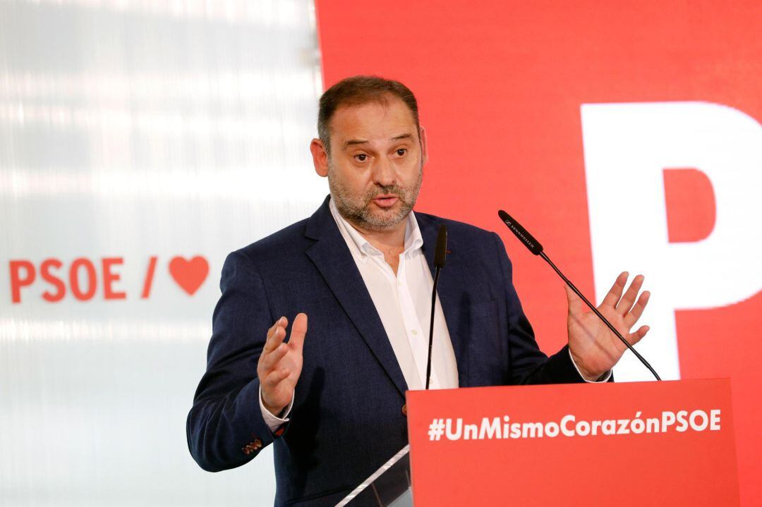 El ministro de Transportes y secretario de Organización del PSOE, José Luis Ábalos, durante del acto de presentación de los nuevos carnés digitales del PSOE, este sábado en València.