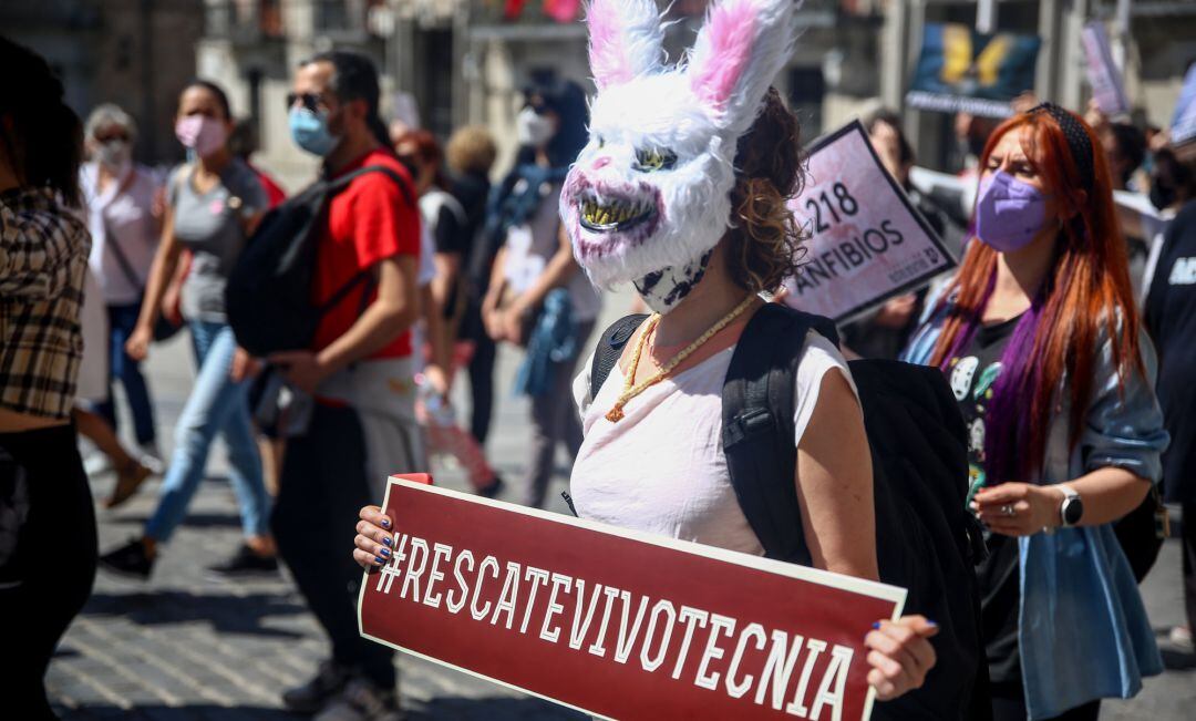 Varias personas participan en una manifestación para exigir el rescate de los animales de Laboratorios Vivotecnia.