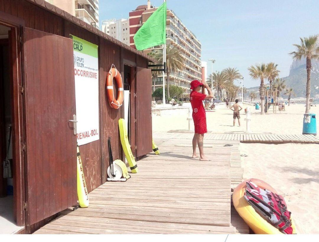 Un socorrista en la playa Arenal-Bol.