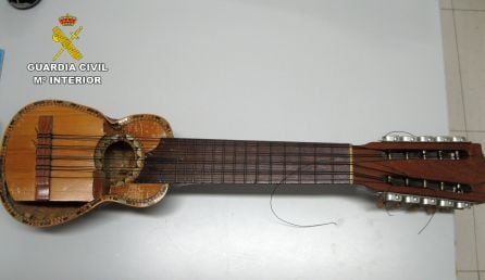 Los guardias civiles comprobaron que se trataba de un instrumento musical de cuerda, tipo guitarra, cuya caja acústica estaba formada por la coraza de un ejemplar de armadillo de Chile (Chaetophractus vellerosus)