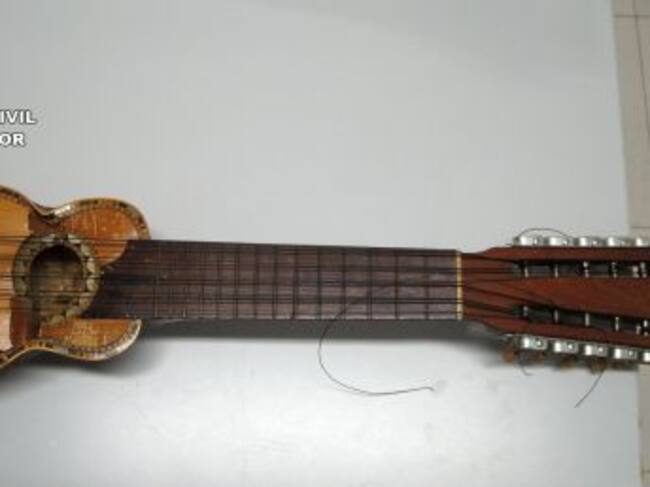 Los guardias civiles comprobaron que se trataba de un instrumento musical de cuerda, tipo guitarra, cuya caja acústica estaba formada por la coraza de un ejemplar de armadillo de Chile (Chaetophractus vellerosus)