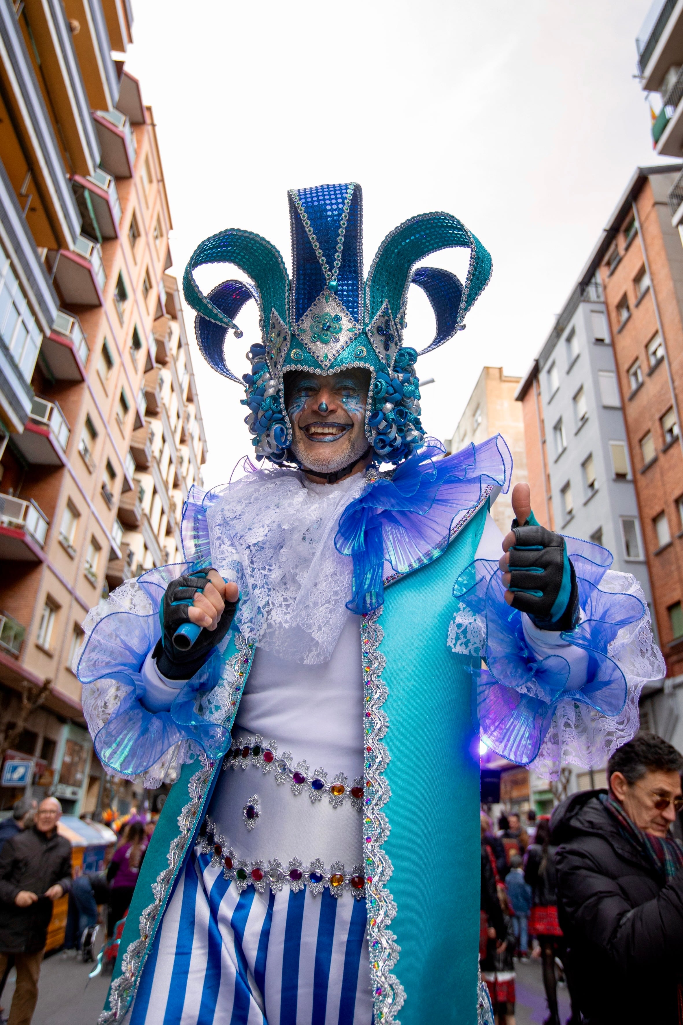 LOGROÑO, 01/03/2025.- Fotografía del desfile de Carnaval este sábado en Logroño donde participan unas 3183 personas, gracias a la participación de 34 comparsas (8 con música en directo), 4 grupos y 7 carrozas pertenecientes a colegios, AMPAs, peñas y otros colectivos. EFE/ Raquel Manzanares
