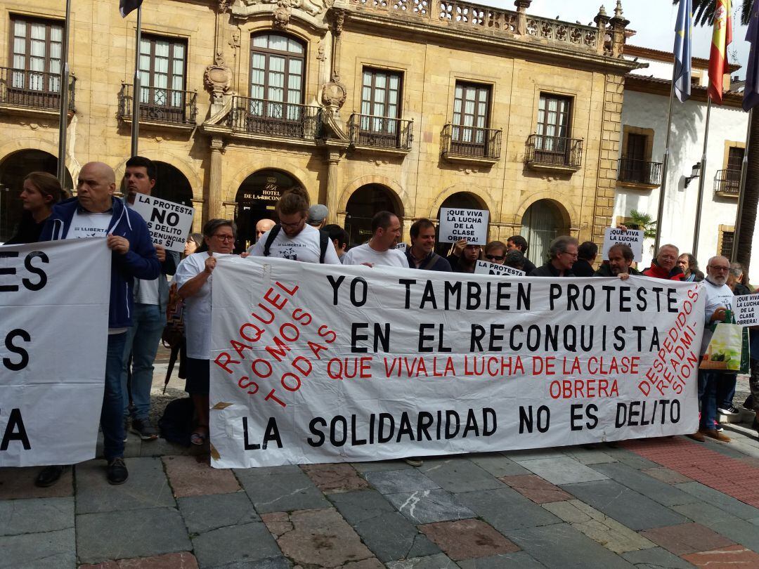 Concentración  ante el Hotel de la Reconquista en solidaridad con los acusados de desórdenes públicos por la protesta de hace año y medio