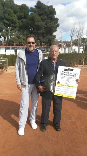 Isidro Aguado con el cartel del trofeo que patrocina