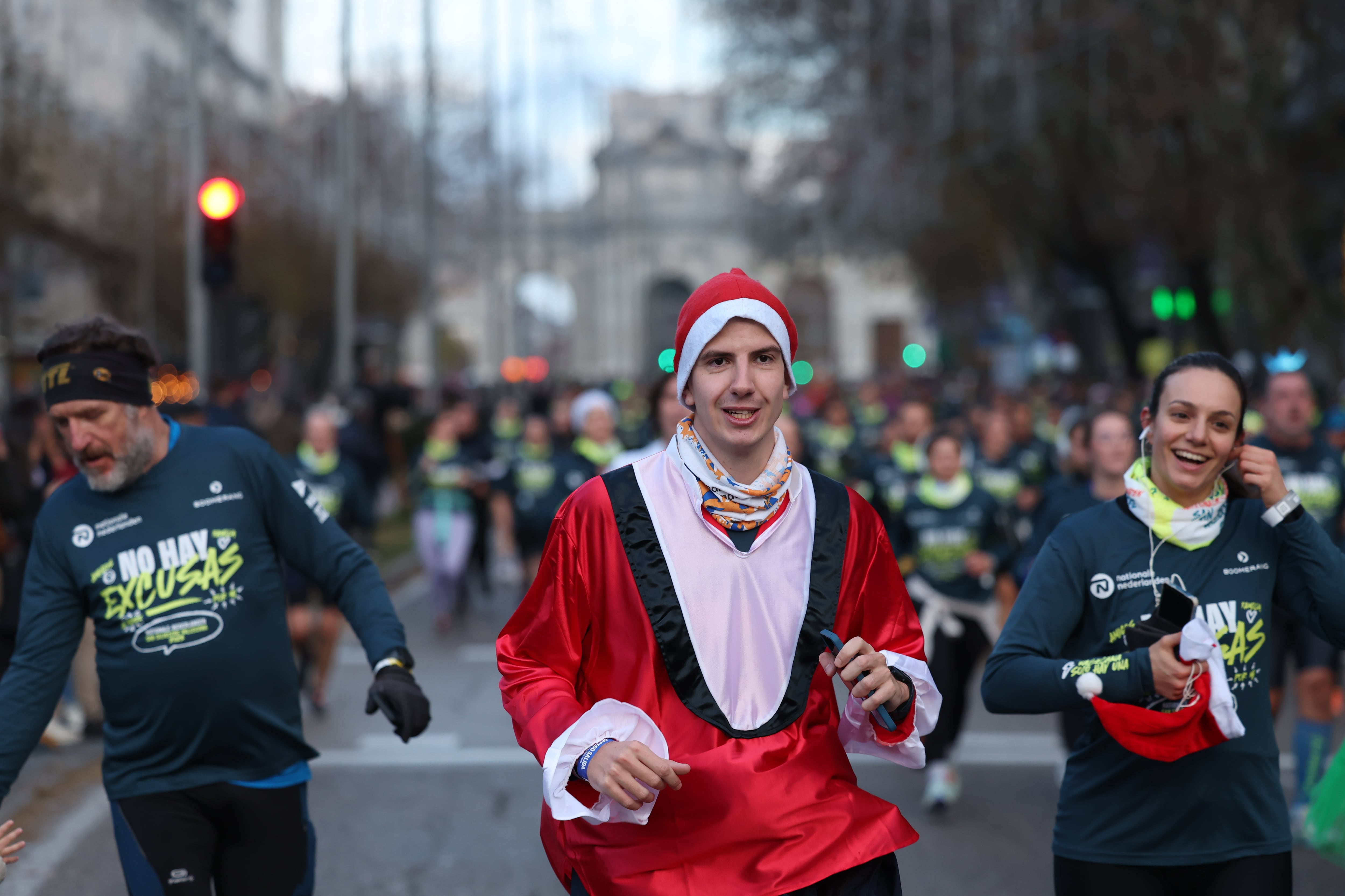 Corredores participan en las primeras tandas de la San Silvestre Vallecana, este domingo en Madrid. 