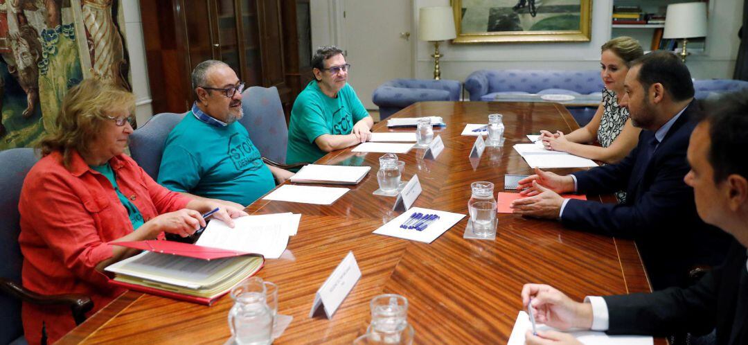 El ministro de Fomento José Luis Ábalos (d), con Francisco de Asís Morote (2i), y José Luis Meseguer, representantes de la Plataforma de Afectados por la Hipoteca, durante la reunión mantenida esta mañana en el Ministerio de Fomento