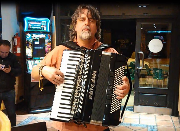 Jorge Argote durante una de sus actuaciones