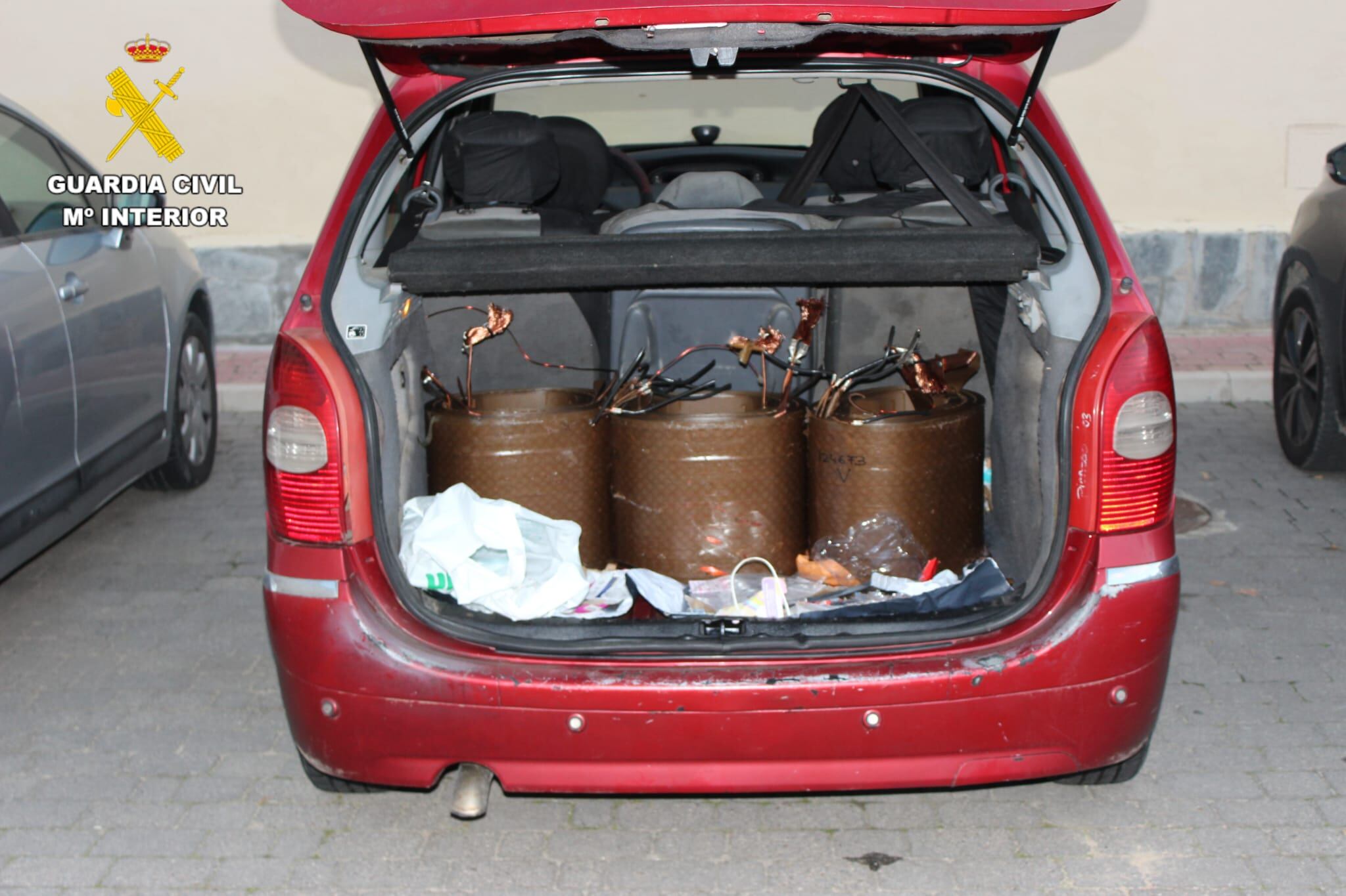 Las tres bobinas de cobre sustraídas, localizadas en el interior del vehículo interceptado por la Guardia Civil