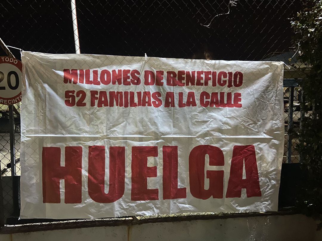 Según los datos de CCOO el seguimiento ha sido del 100% en el turno que entraba a trabajar a las 22:00 de este martes y apenas tres trabajadores han accedido del turno de las 06:00 horas de este miércoles.