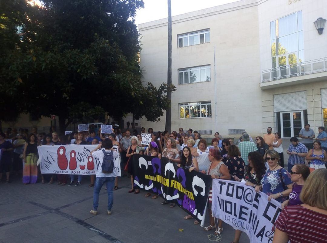 La Asociación de Mujeres Violetas de Izquierdas, de Andújar en la concentración del pasado lunes a las puertas de la Subdelegación del Gobierno en Jaén 