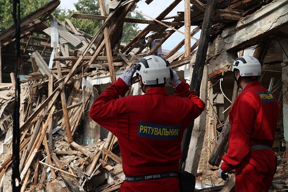 Miembros de los servicios de rescate en una escuela de Kharkiv afectada por los bombardeos