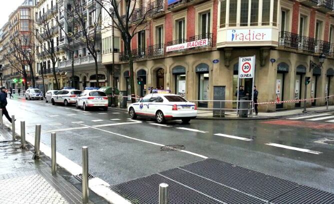 Dispositivo policial en la esquina de Urbieta con Arrasate