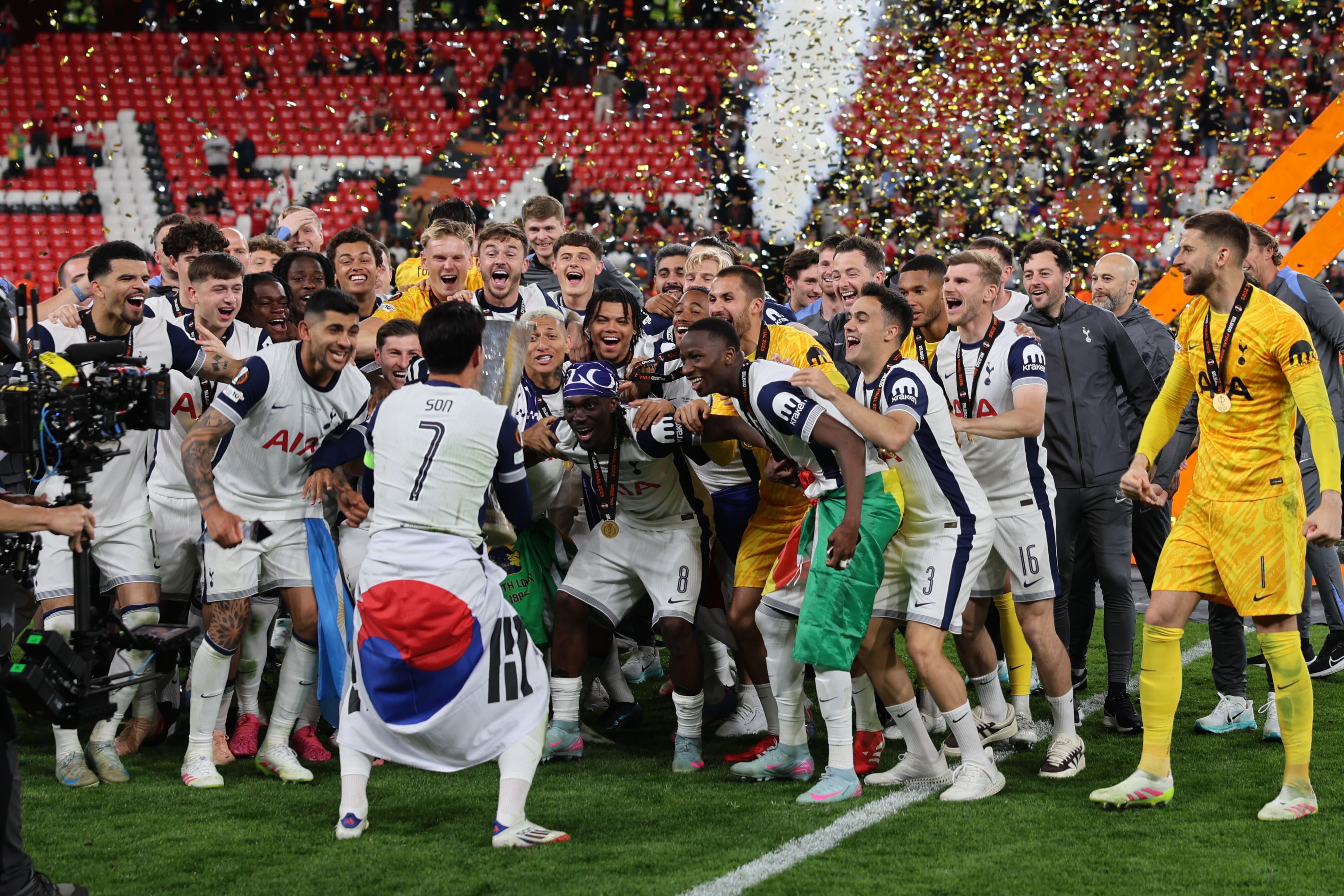 BILBAO, 21/05/2025.- Los jugadores del Tottenham celebran el título de la Liga Europa, tras ganar la final que Tottenham Hotspur y Manchester United disputaron este miércoles en el estadio de San Mamés, en Bilbao. EFE/Luis Tejido