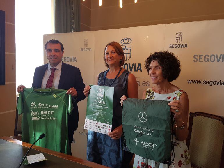 La presidenta de la AECC, Ana Sanjosé, Santiago Velasco (director de La Caixa-patrocinador de la Marcha) y la concejala de Deportes, Marian Rueda. 
 